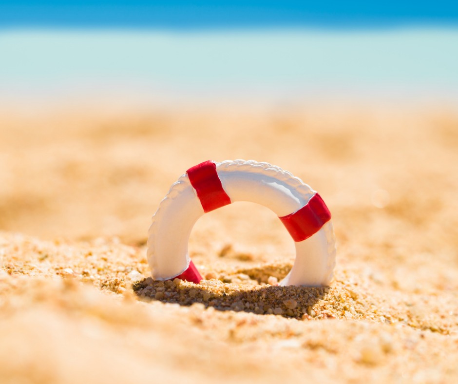 Summer-miniature-lifebuoy-in-sand